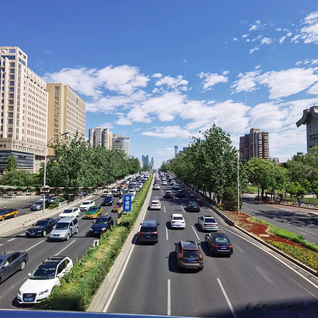  
又是一个工作日，星期二，秋高气爽。这里是北京的十里河桥，位于北京三环路的东南