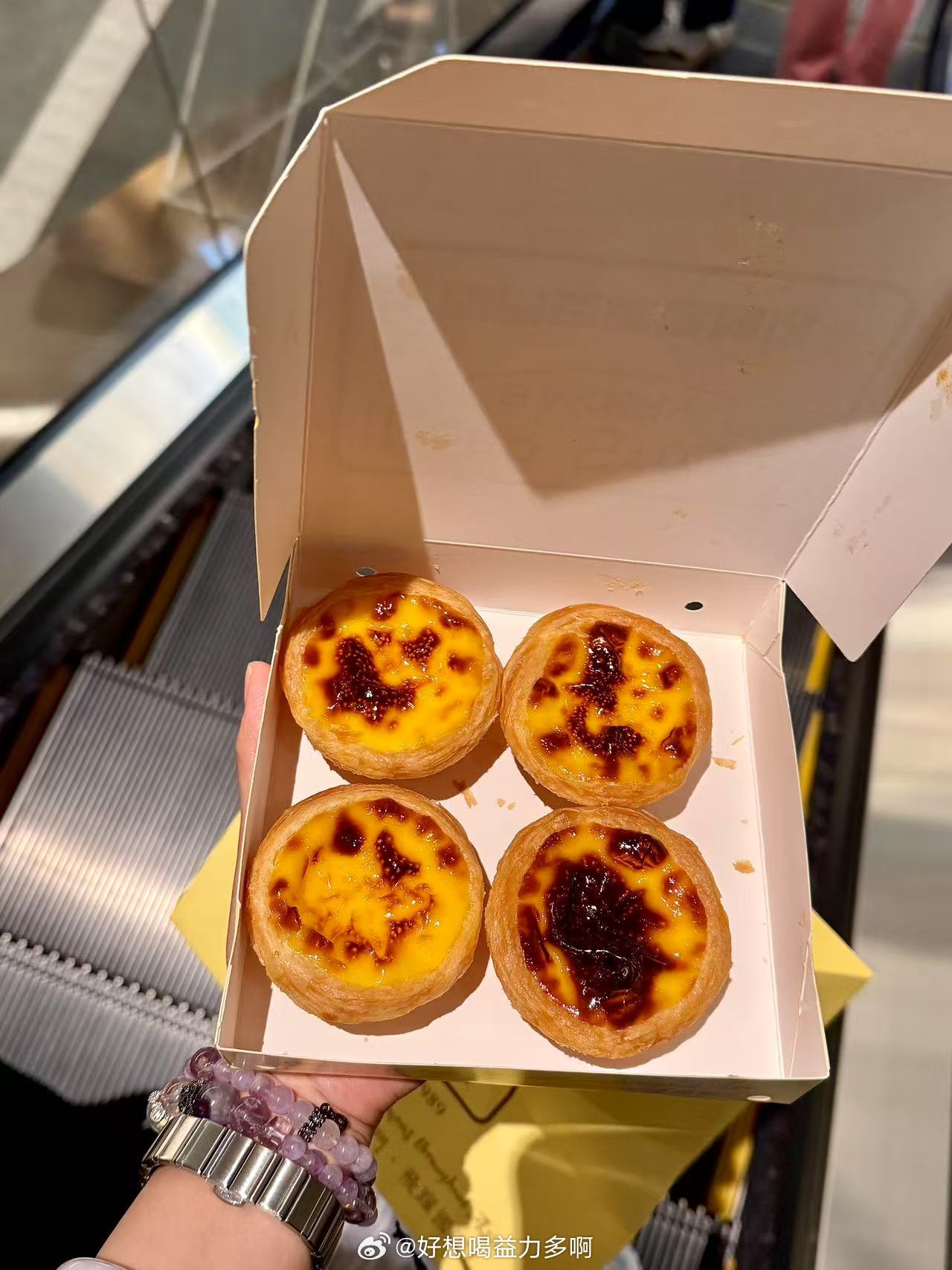 好幸福☺️下班回来就有心心念念的安德鲁葡挞吃！还是温热的一口下去味蕾都得到了满足