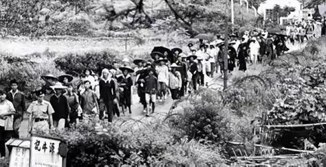 1980年，这是一群从内地逃到香港的人，在排队领香港身份证。当时，只要你能到达香