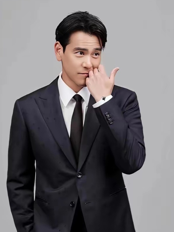 彭于晏这会儿怕是气得头痛倒不是没戏拍，而是因为好兄弟胡歌。本来以为他突然结婚就够