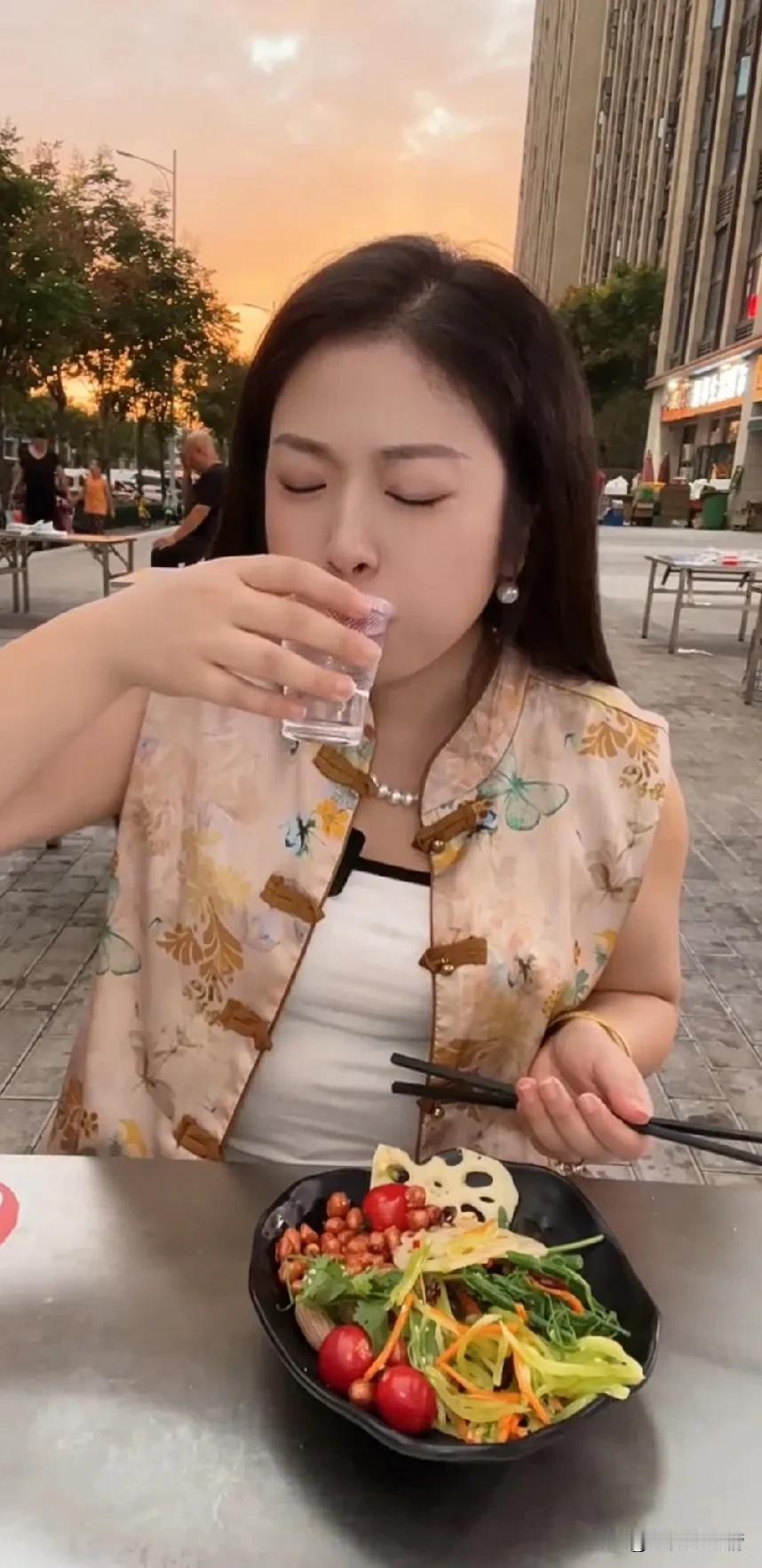 下班了，找个地方快乐一下

她大概三十多岁吧，长得珠圆玉润，挺好看的。她应该在河