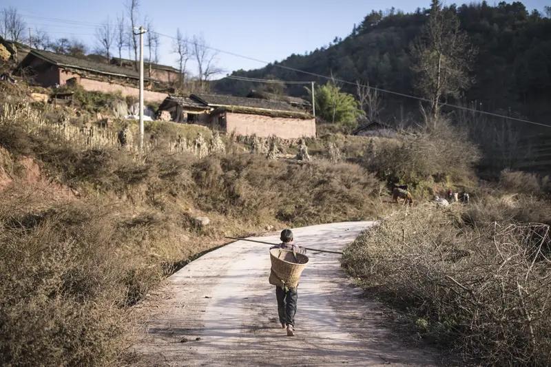 谷谷这段话真的深深戳中我的心窝了！生活里，有太多人在困境中苦苦挣扎，就像贫困山区