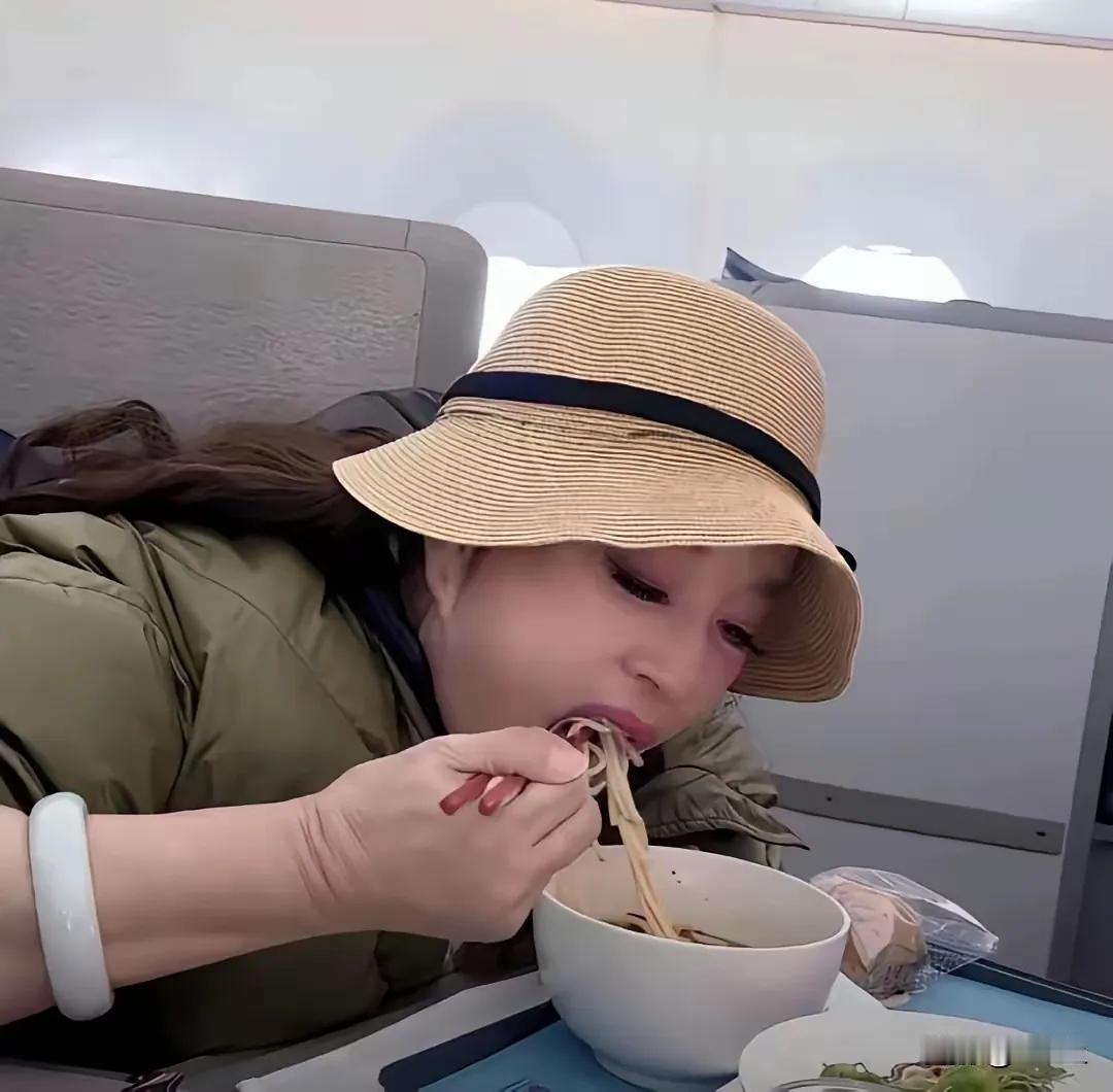 刘晓庆一个吃面的画面:
带着遮阳帽，估计有些饿了…
这可是曾经饰演过太后老佛爷的