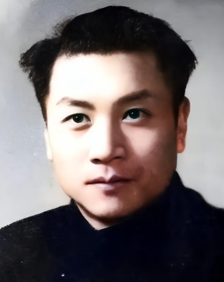 1944年，一地下党入狱后被汉奸认出，只好求狱友将他勒死，没想到，将死之时，他却