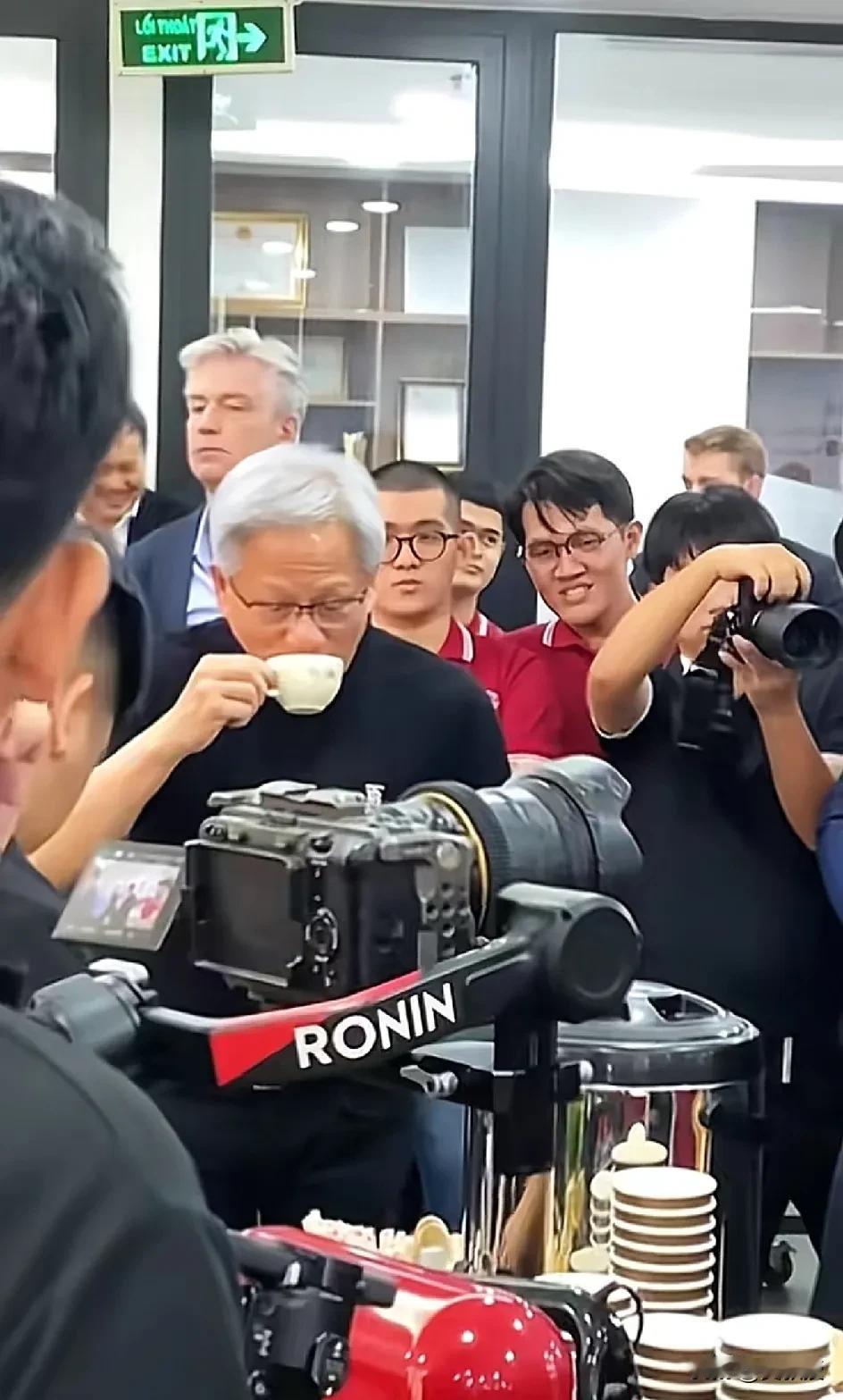 黄仁伟
英伟达的老板
在越南很受欢迎