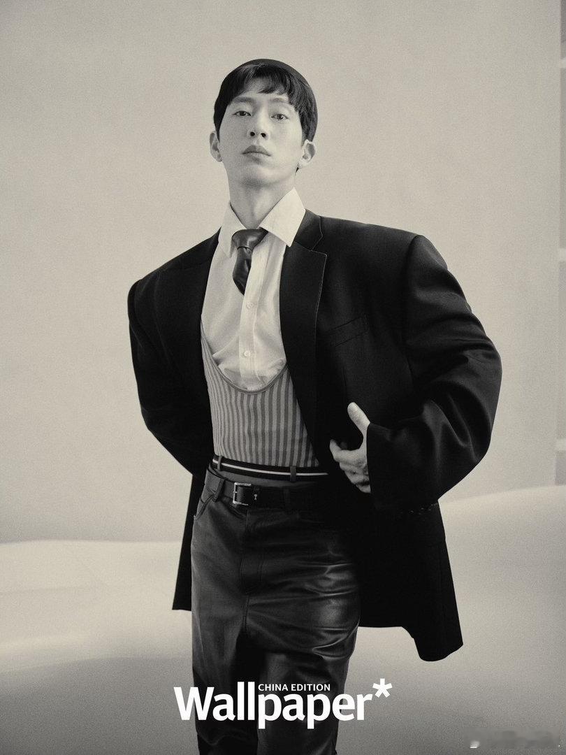 井柏然硬照天才井柏然宽肩西装杀井柏然宽肩西装造型鲨疯全场，利落剪裁衬出挺拔身形，