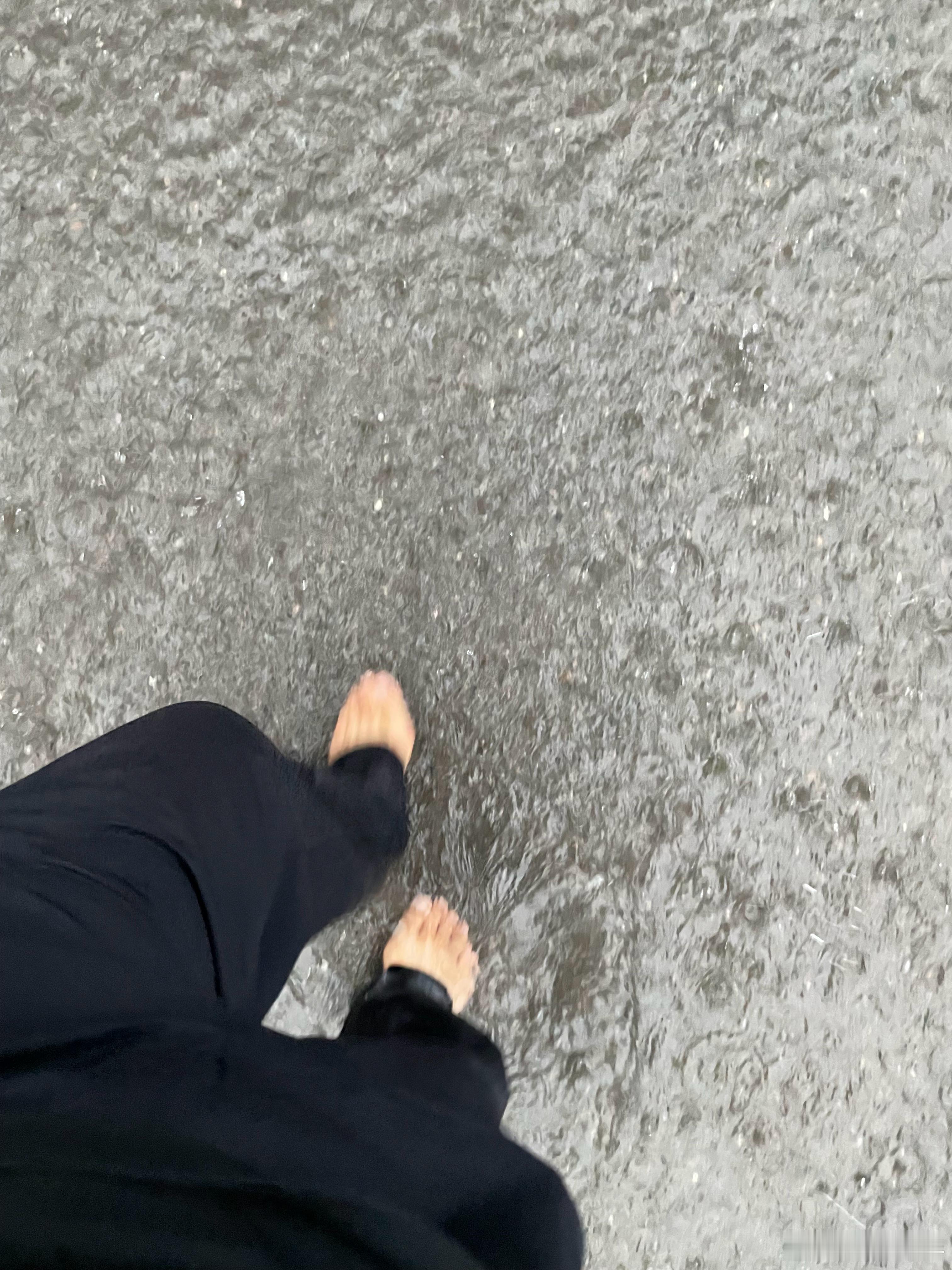 下班下暴雨，雨刮器开到最大也无济于事，下了车水都到脚踝了，只能脱了皮鞋光脚回家，