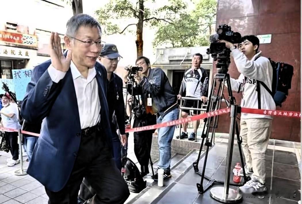 1柯文哲这反差也太大了！前阵子摔卷宗骂检察官，现在居然哭着说妻子跪地擦地板？
