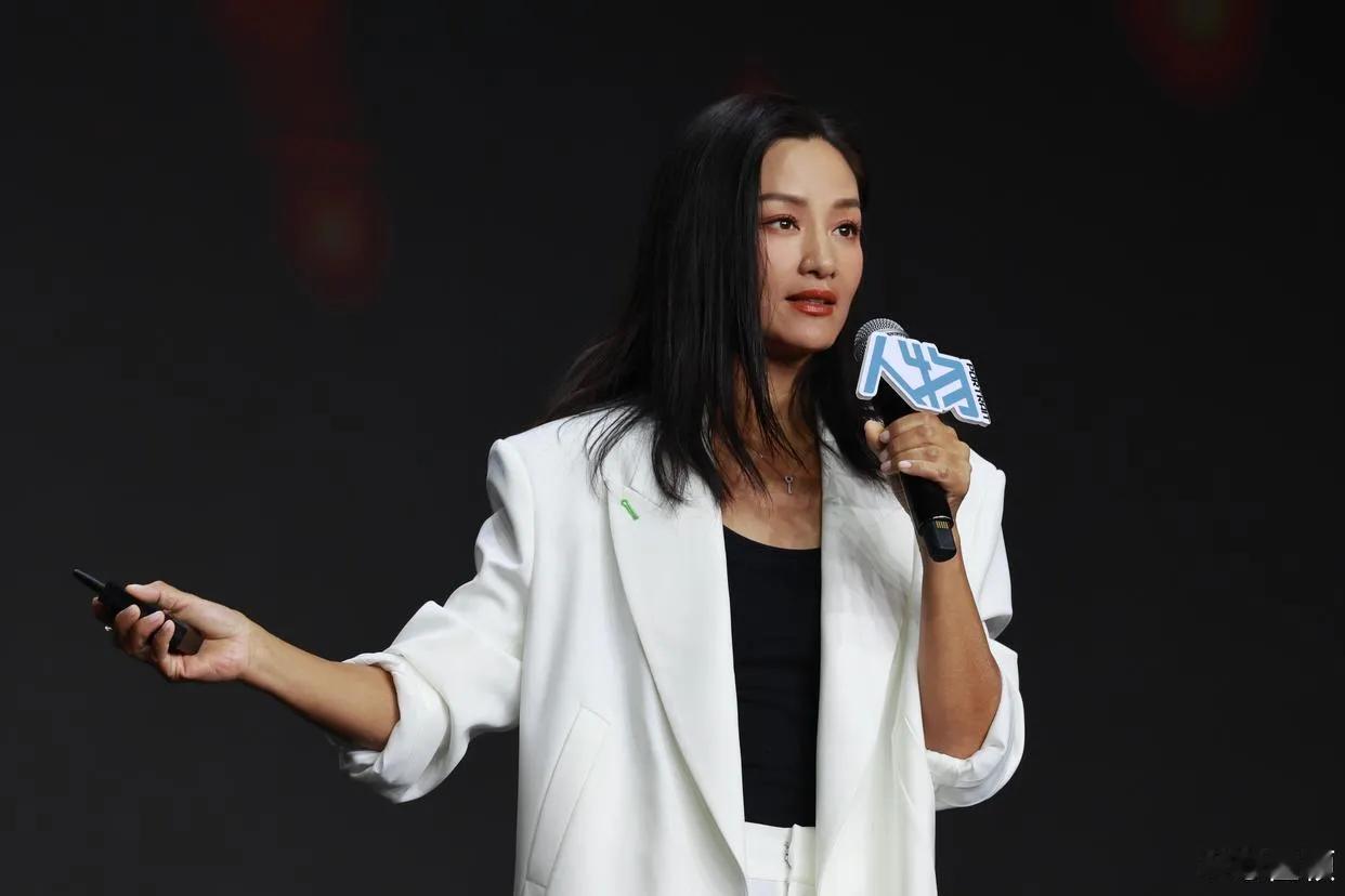 瞿颖这么多年都没怎么变过。想当年张艺谋的电影《有话好好说》里的安红，那是瞿颖最火