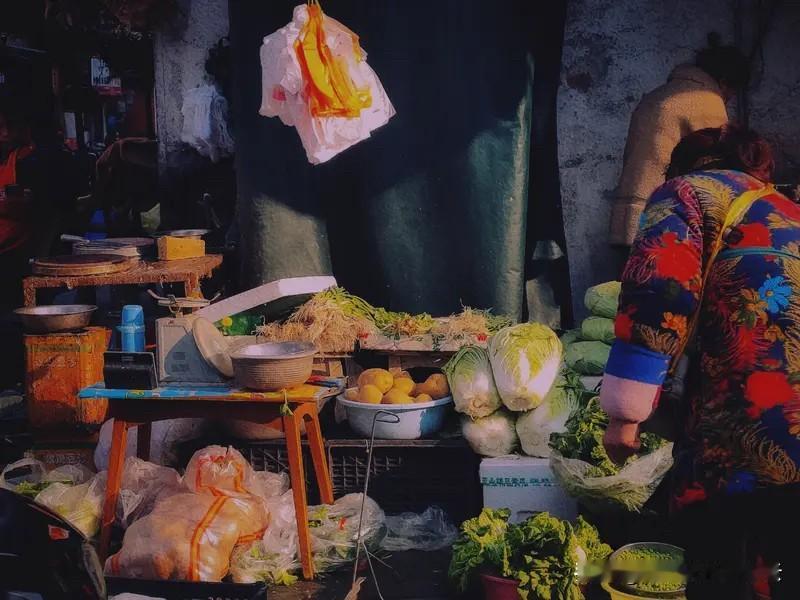 算一下现在这个时代一个人的生活成本吧？

你在外面吃一个快餐需要18块。

如果