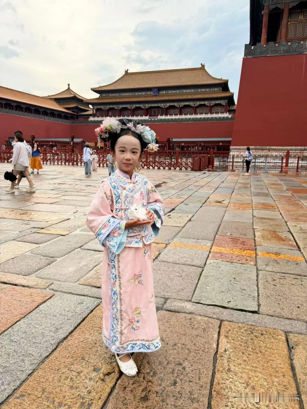 今晚，领导收到了大女儿从北京发回来的旅游照片，还说她们母女二人在北京玩得十分开心