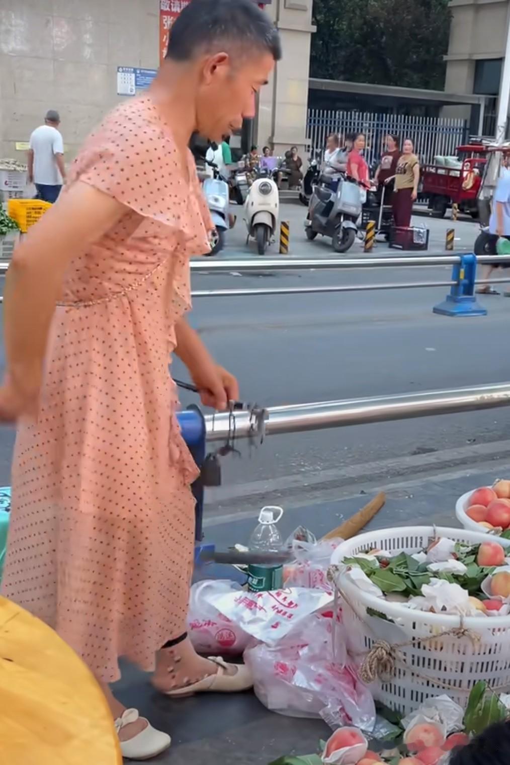 远看以为是大妈，近看是大爷，原来是穿裙子的大爷在卖桃子。

女人穿裙子好看凉快，
