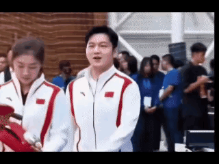 这张动图好养眼，看了好几遍。

在国乒队里，陈梦和樊振东简直就是颜值天花板CP！