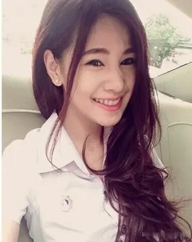 沈楚鱼被我留在了深圳。
但她没有文凭，她的长项是跳高，她又不善交际，一时找不到太