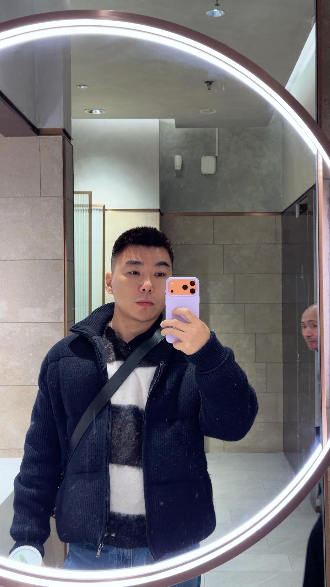 怎么我每次来拍照，这老头都得进来盯着啊。明明在外面和别的阿姨在聊天。 