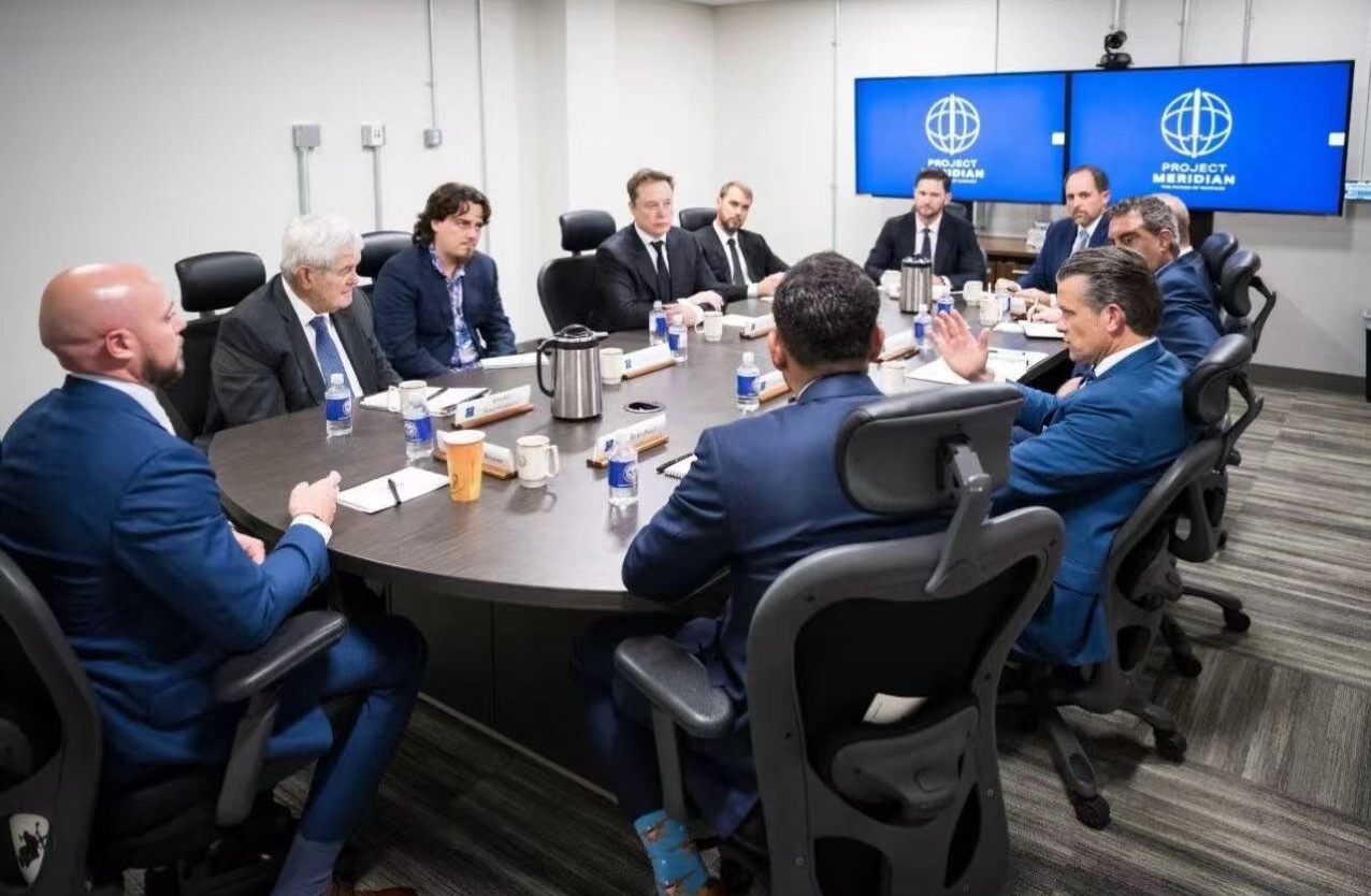 马斯克 据外媒报道，美国国防部长赫格塞思在弗吉尼亚州匡蒂科军事基地宣布，科技亿万
