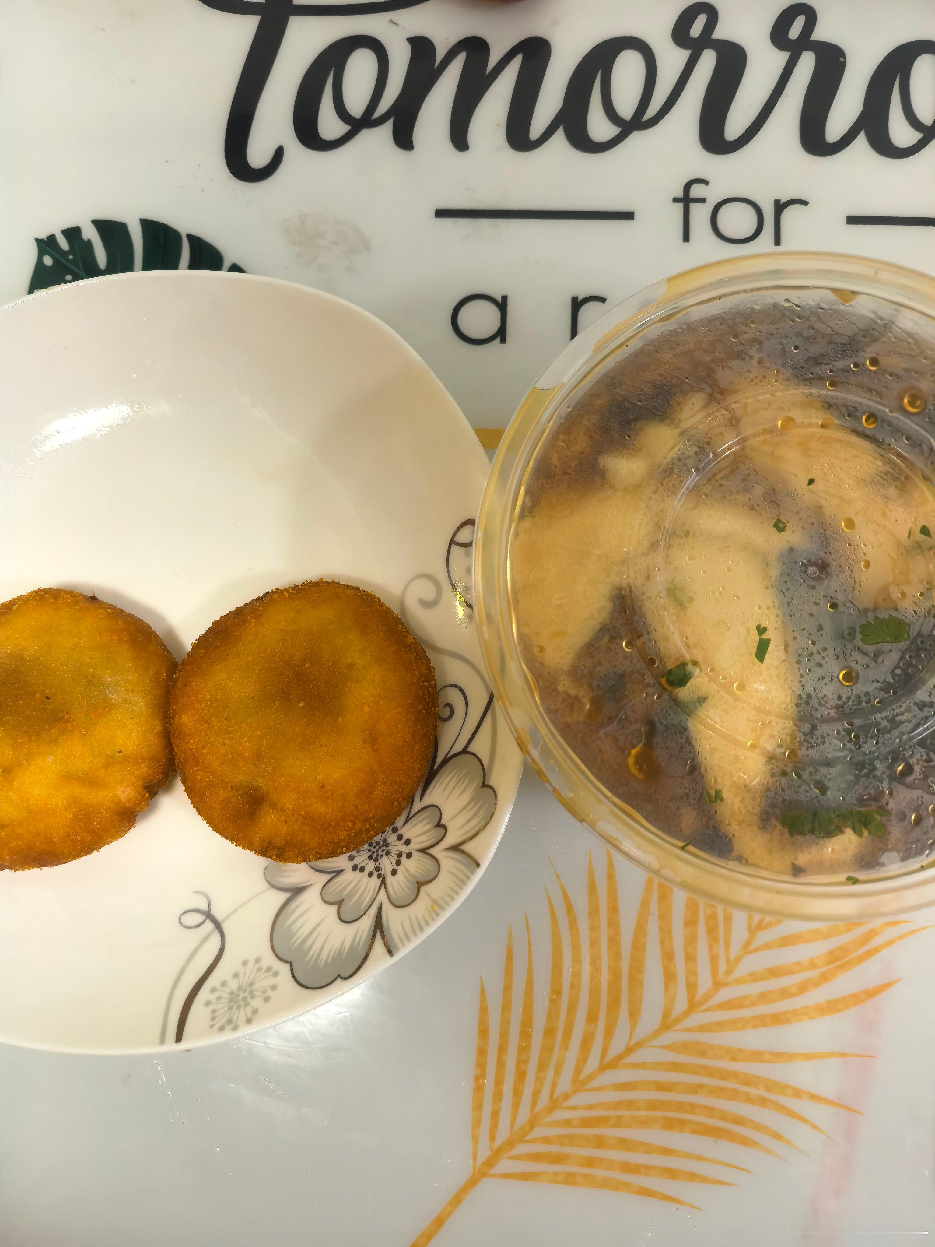 早 今天早餐吃油炸糕 豆腐脑外面下着雨，听着雨声，吃着早餐平淡又治愈 