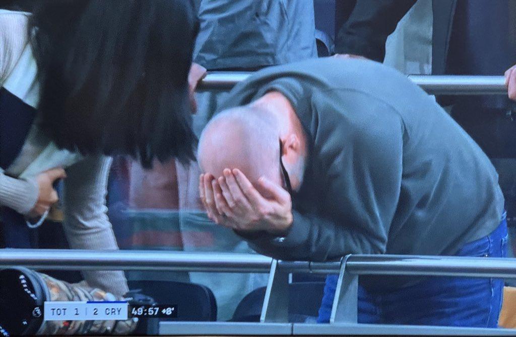 当热刺半场1-3落后水晶宫时，看台上的热刺球迷👇：