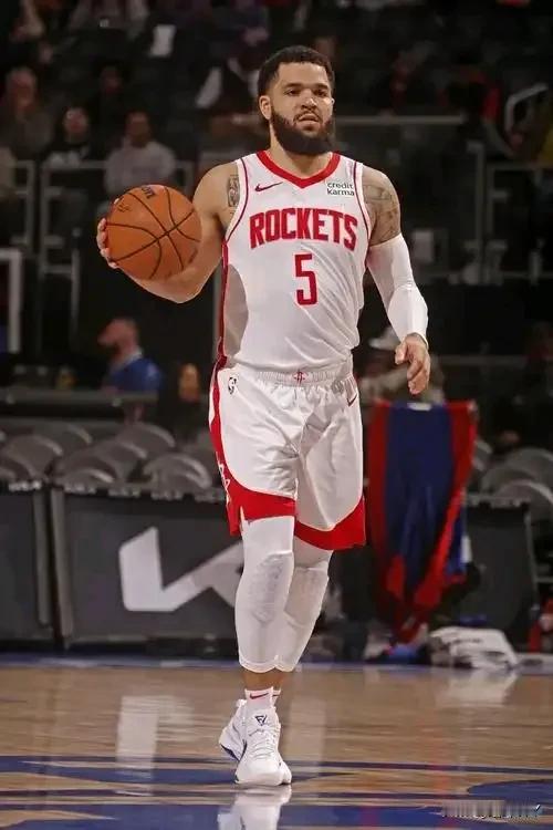 范弗利特只适合巨星身边当个首发角色球员，他无法承担攻坚任务，扛不起火箭队进攻防守