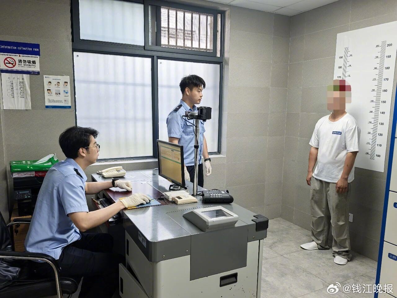 【#一吃播无理滋事并污蔑民警受处罚#】一顿饭、一场直播、一次任性妄为，最终换来一