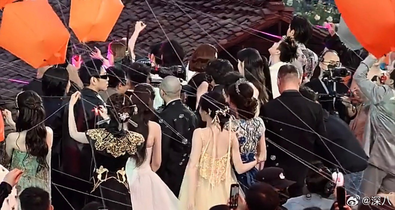 虞书欣从祝绪丹身边走过虞书欣从祝绪丹身边走过没有打招呼 虞书欣从祝绪丹身边走过没