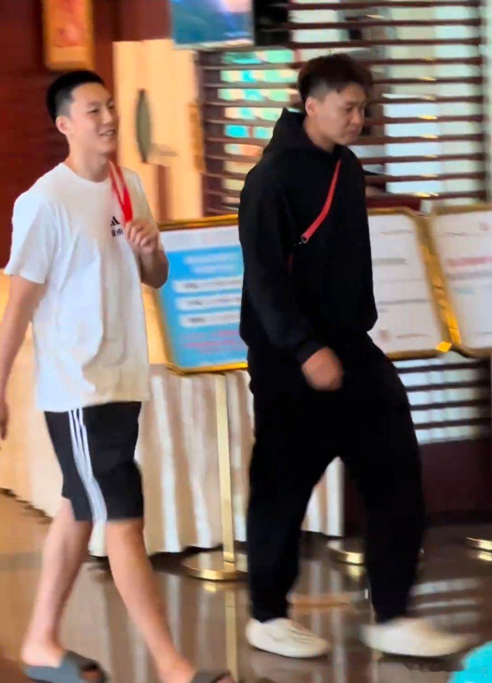 形影不离的黑睿白轩，一个是夏天穿搭另一个穿得像过冬哈哈 