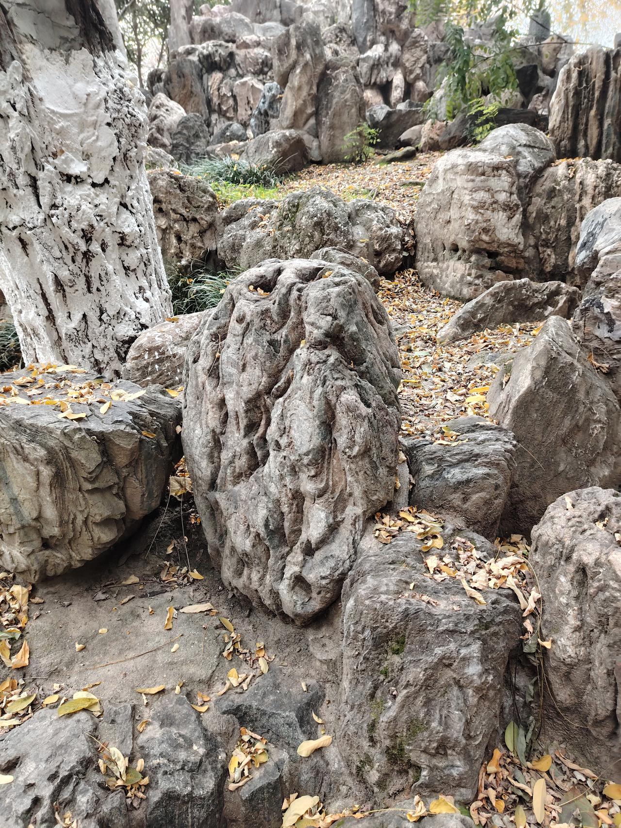 校长为何让人在洗手间写下这样一句话：
请保持洗手间干净，因为打扫洗手间的阿姨，也