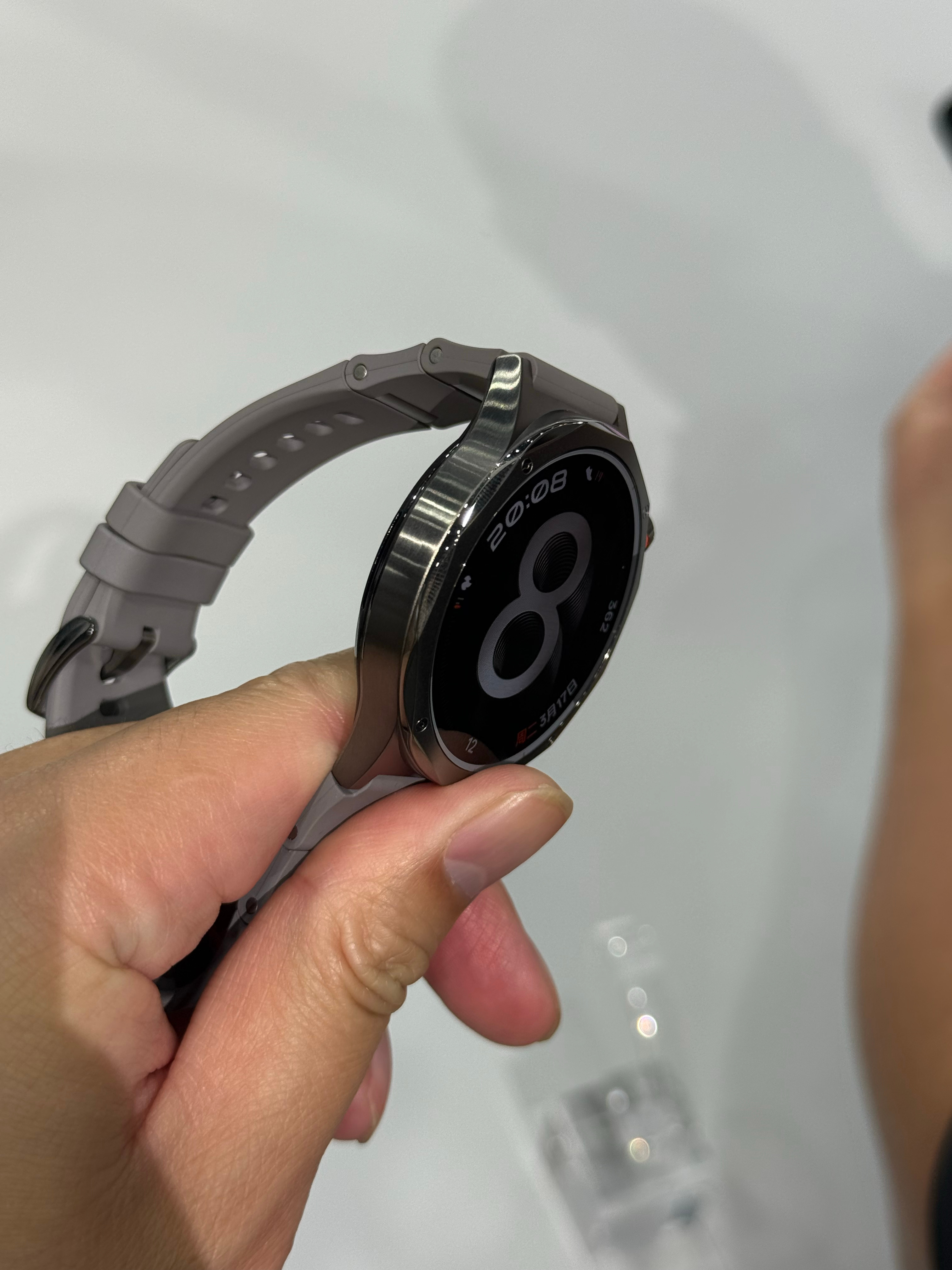 OPPO Watch X3这块手表看起来笨重但是拿到手上很轻薄和外观不搭嘎表带有