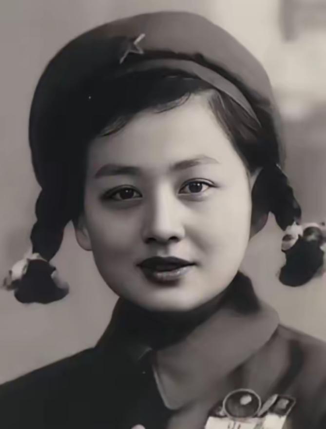 1953年，一位年轻的女志愿军战士在回国途中途经沈阳，趁着换乘的间隙，她走进了一