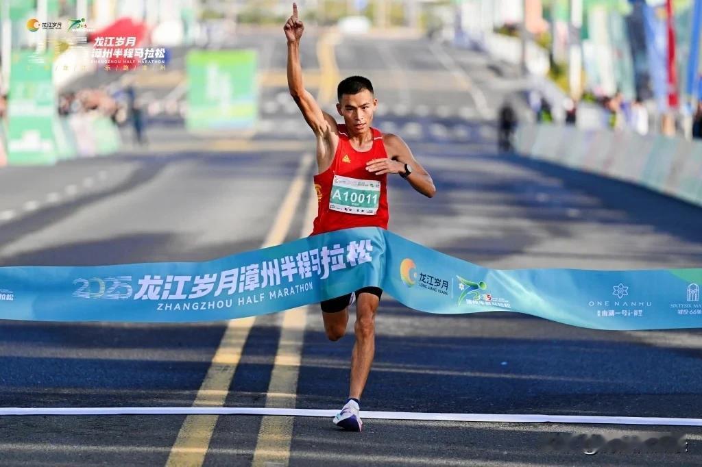 谁在“养活”中国的职业马拉松跑者2026 年初，张水华在黑龙江东极抚远迎新马拉松