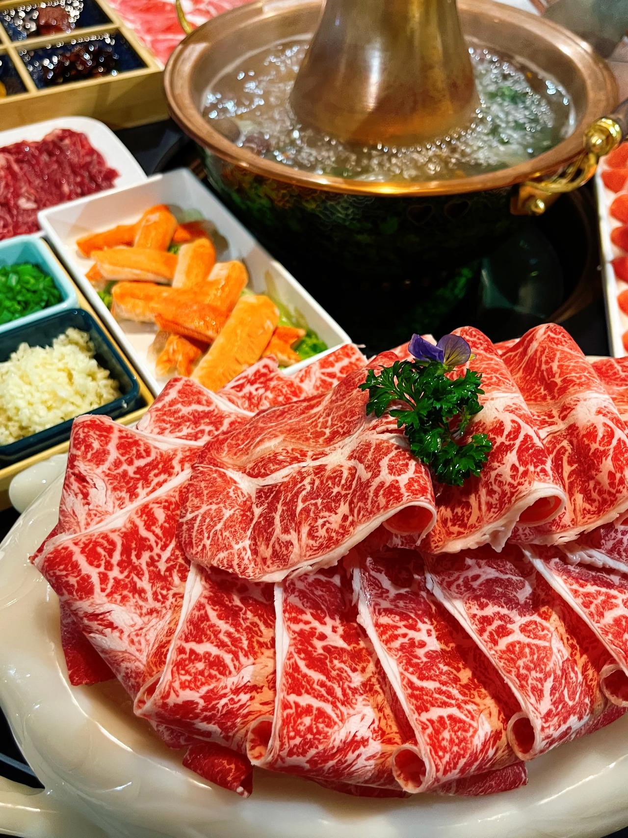 小阁楼进军涮肉届，不仅把烤肉卖成了必吃榜，涮肉也相当不错。
一进店里大大的招牌上
