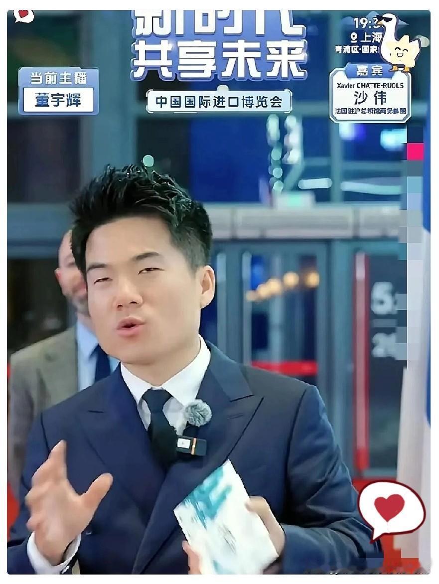 董宇辉昨晚卖大米，弹幕突然飘出一句 中国足球还有救吗，他愣了半秒，把米袋往桌上一