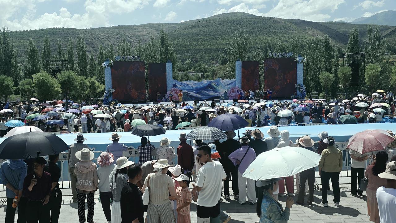 《瞿昙寺花儿会昨天启幕》
昨日，第二十三届西北五省（区）花儿演唱会《听见河湟·花