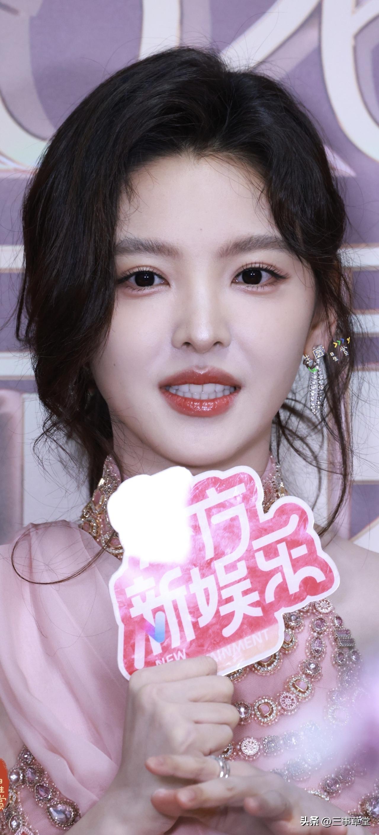 章若楠电视剧品质盛典生图
粉粉嫩嫩的水蜜桃！生图也太能打了，状态绝了！美的人心头