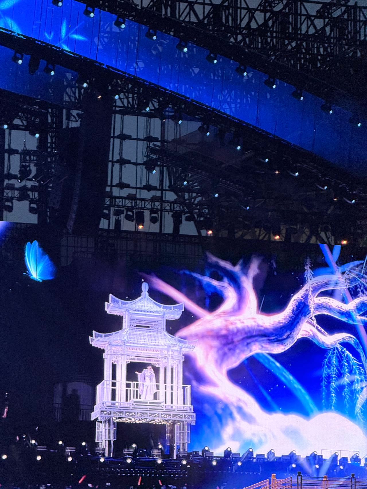 周深全新亭桥入梦的中式舞美周深把亭台古桥实景搬上舞台别人演唱会玩特效，周深直接把