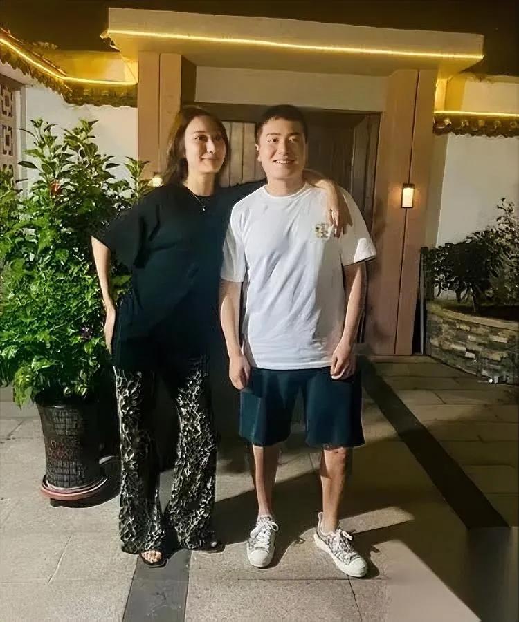 你敢信吗？

梁靖崑藏了个

和北电绑定的buff啊！之前好多人乱猜他身边搭肩的