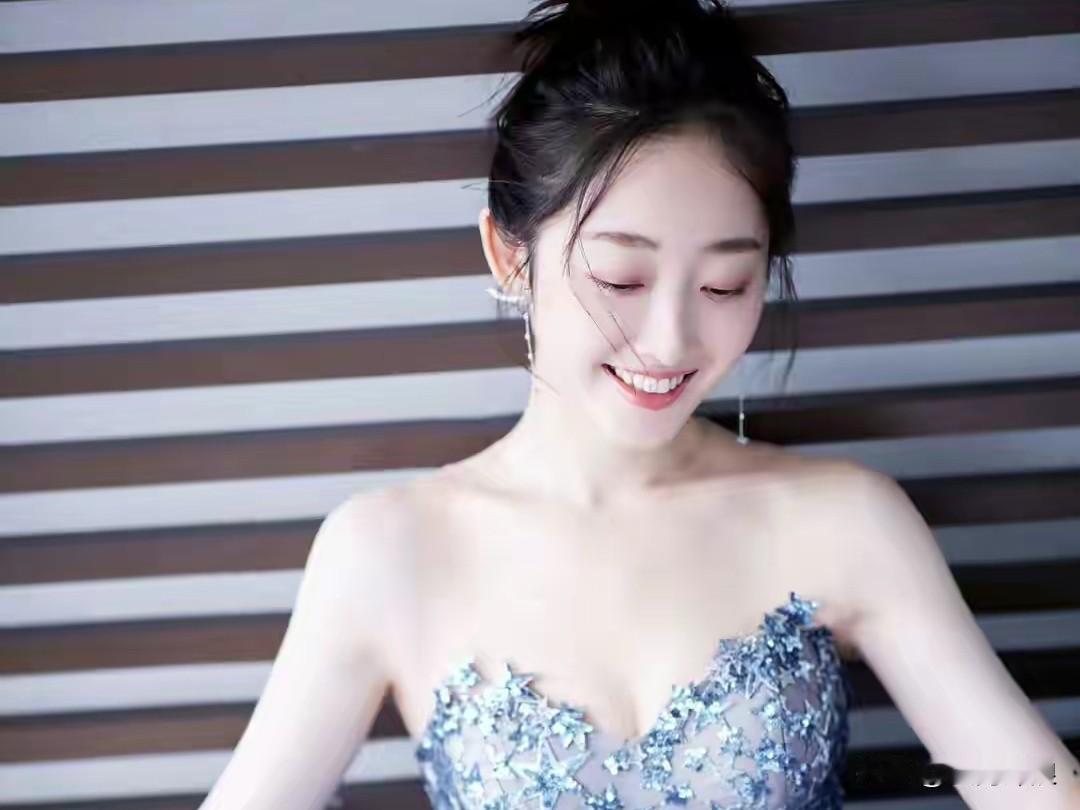 导演说
蒋梦婕的美
是
清水出芙蓉的美

蒋梦婕
凭借饰演的《红楼梦》中的林黛玉