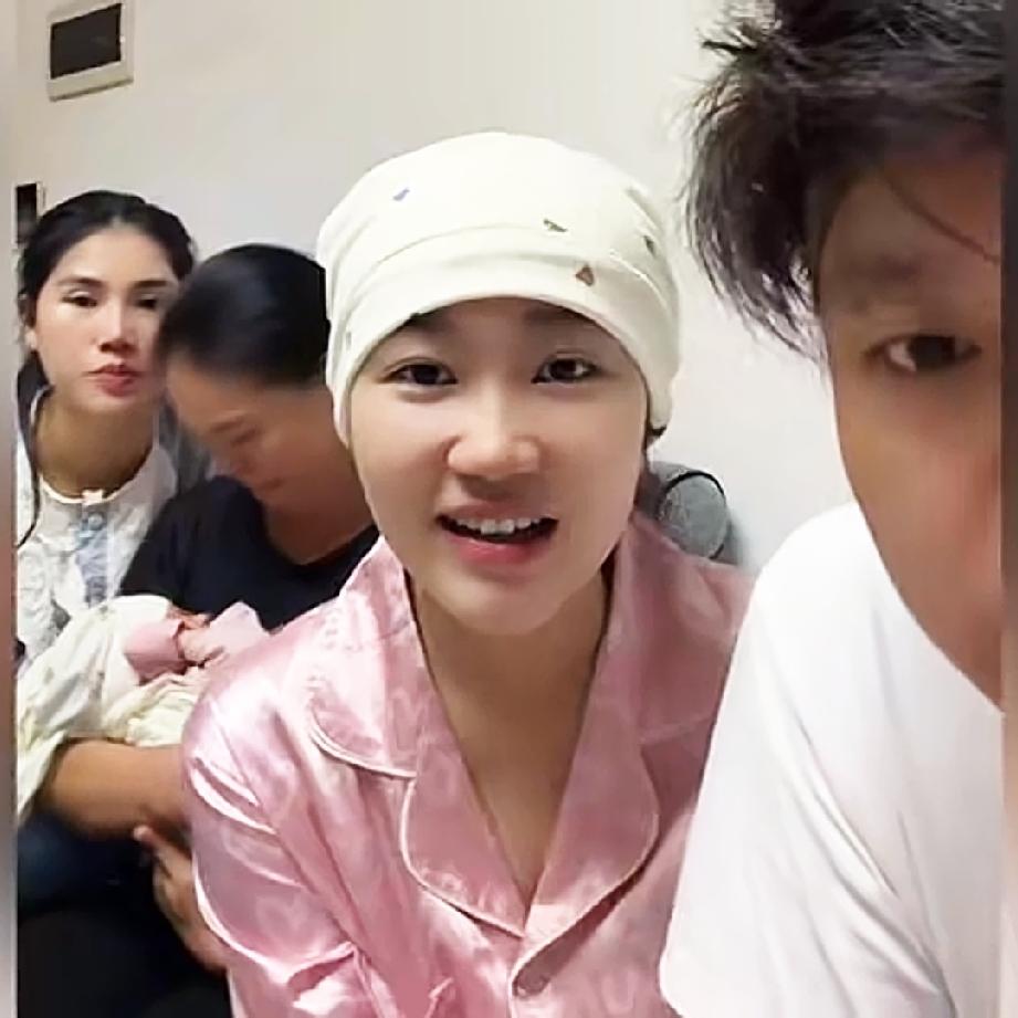 秋秋在中国云南河口坐月子，小松的临时小家热闹起来了，因为丈母娘从越南打完谷子回来