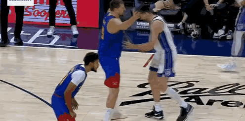 约老师到底是对抗差还是演技好？仿佛轻轻一碰就会倒地一样～要知道这可是约基奇约胖子