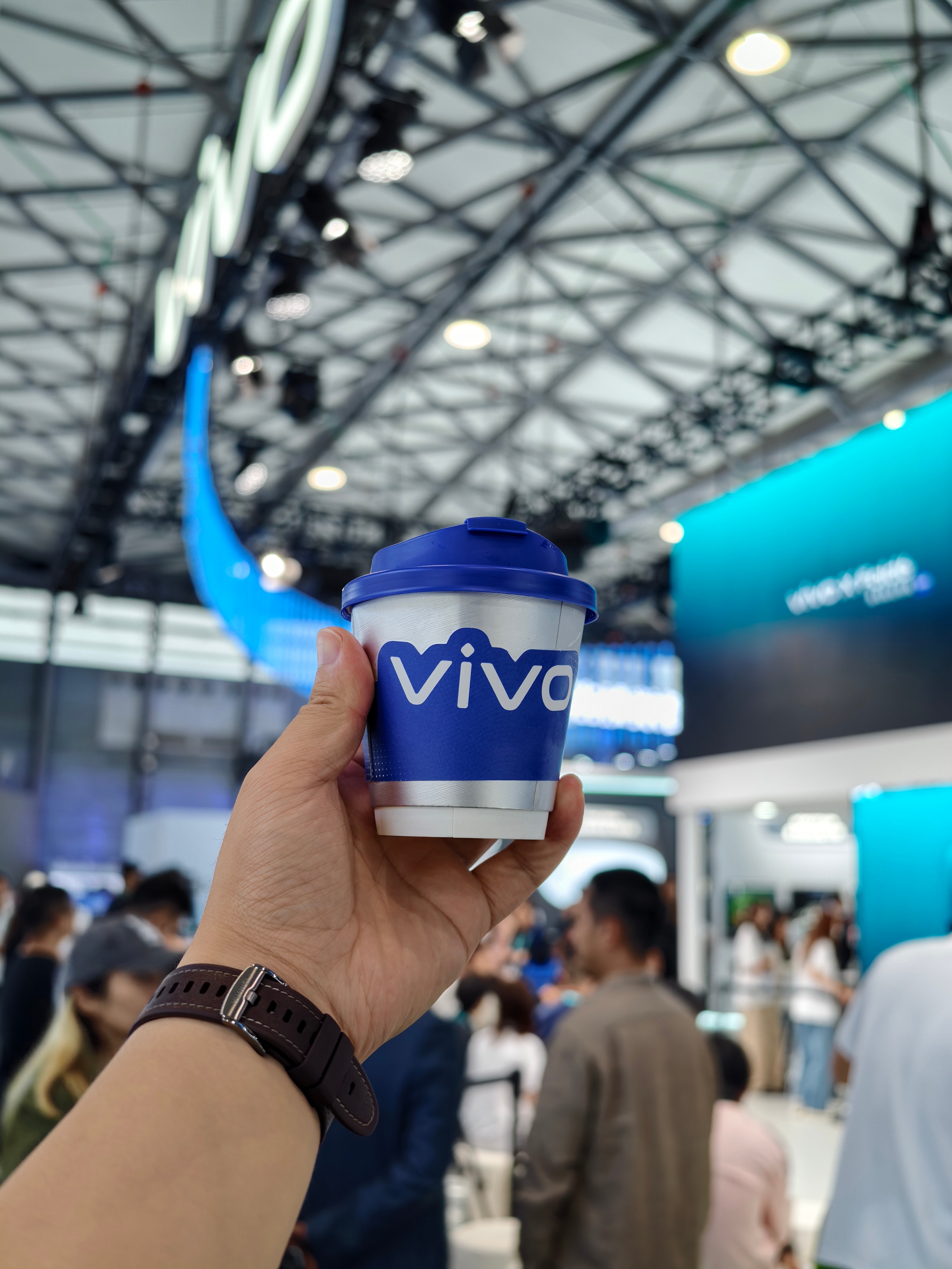 来上海看MWC展会了，这次vivo展台人气爆棚，最受欢迎的还是vivo X Fo