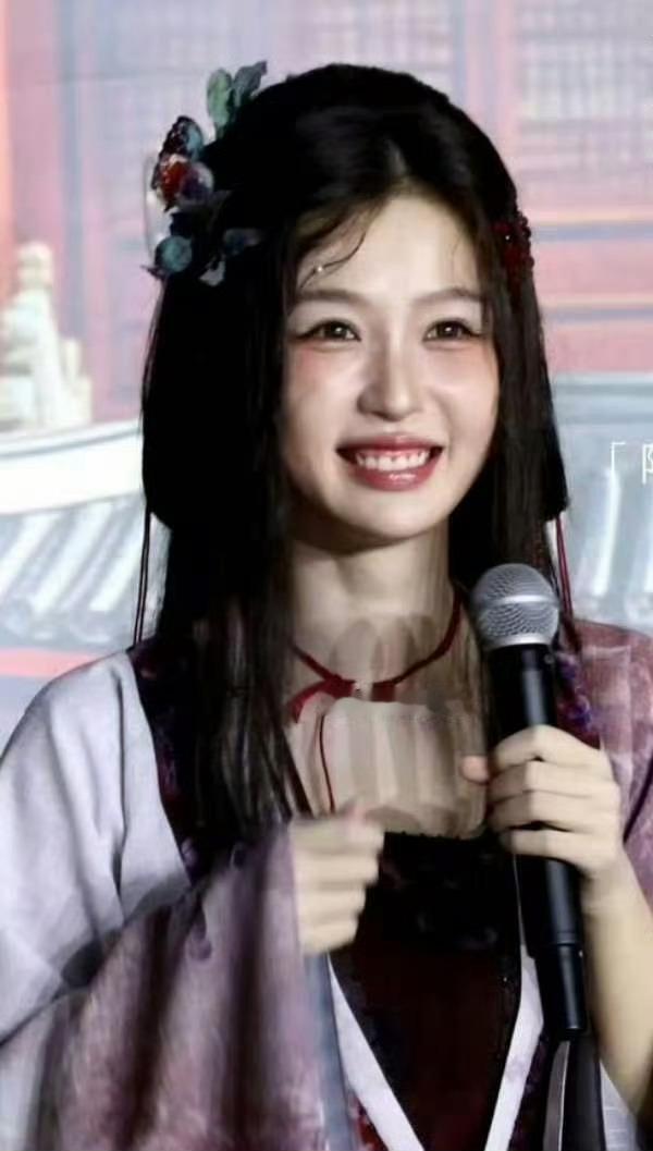 白鹿演蚌精vs虞书欣演蚌精恭迎牙垢老蚌这部剧准备抹在哪个演员身上呢 