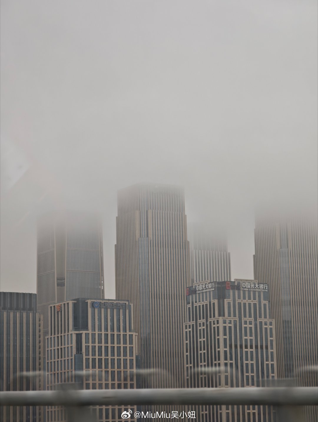 离谱啊~今年回南天这么快就来了~赶紧关好门窗