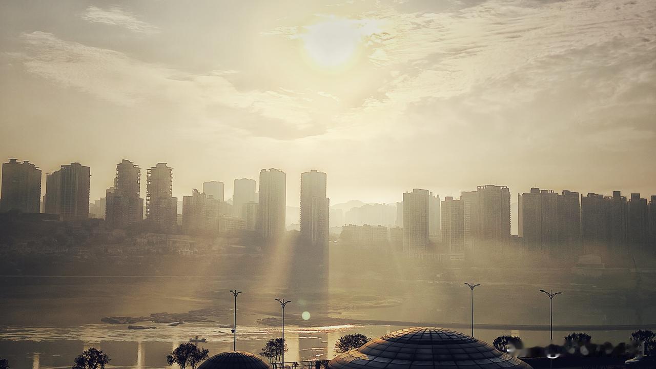 江面的薄雾，像某位古堡里正面对镜子翩翩起舞的公主的裙纱，楼宇的尘埃，像某位能工巧