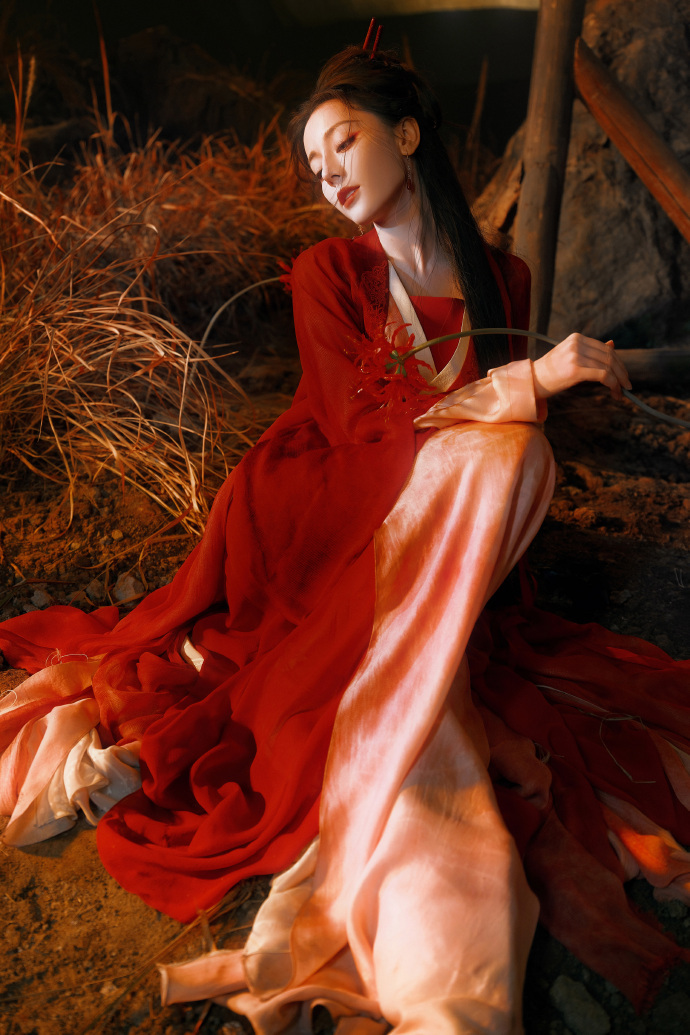 迪丽热巴和陈飞宇的《白日提灯》宣传从定档就开始，都还蛮重视了。 