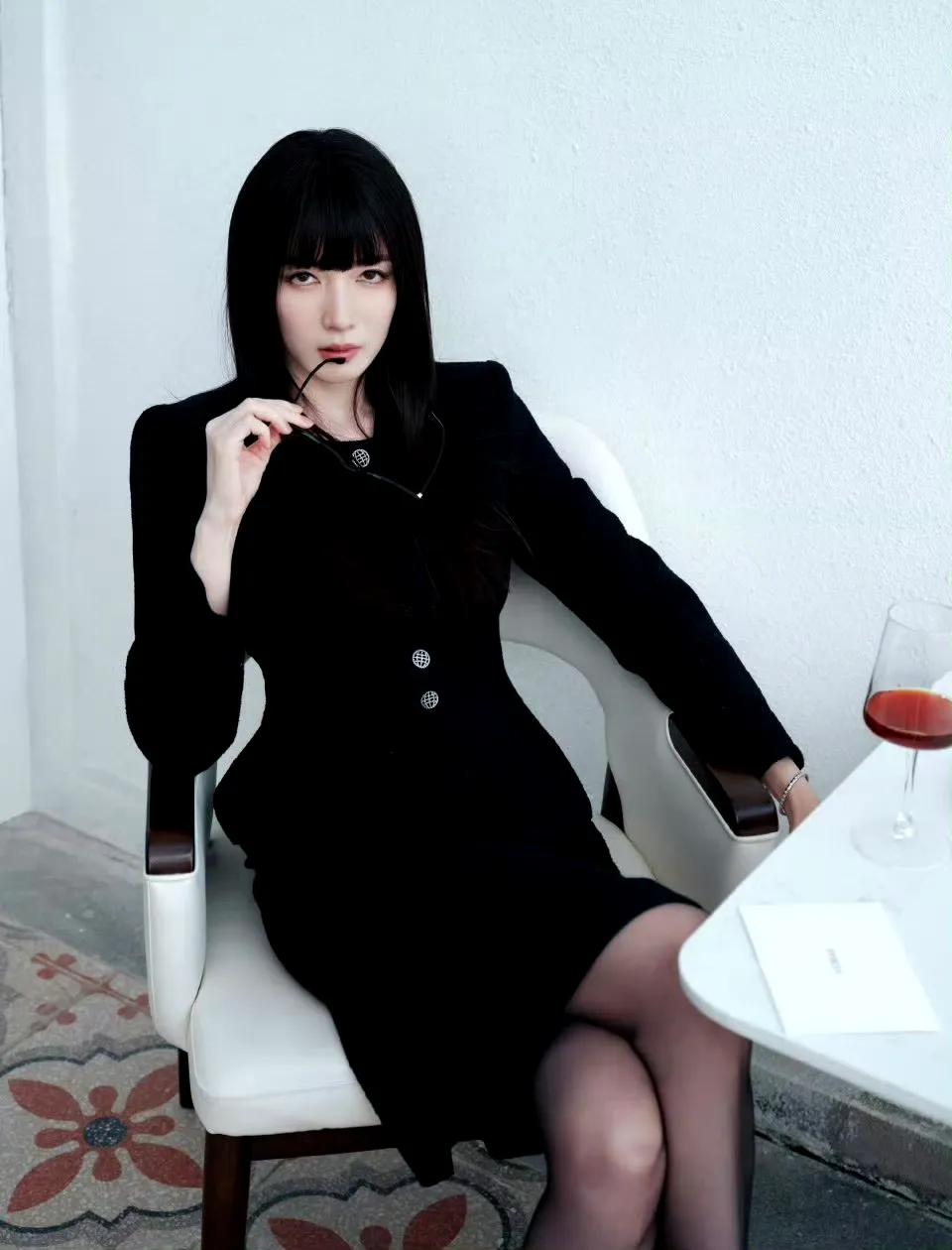 江疏影新造型惊变“班主任”？
看见江疏影顶着一头齐刘海黑长直、戴着圆框眼镜的照片