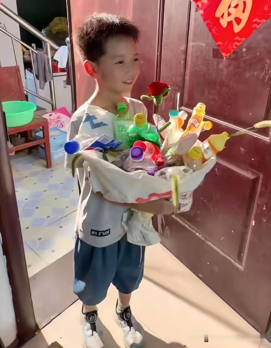 这孩子叫纯纯，今年8岁。站在那群大学生中间，个头只够到人家胸口。小手一直攥着衣角
