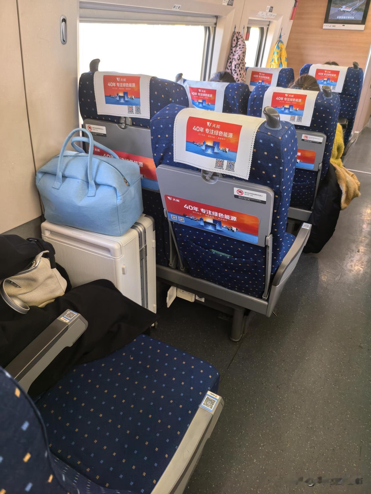 后座女孩强行塞个大箱子在腿前还怪我
过年坐高铁，碰到一些不文明现象，不得不吐槽一