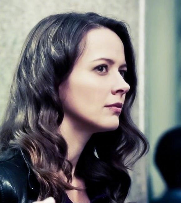 今天是艾米·阿克的49岁生日“根妹”在《疑犯追踪》S1“防火墙”首次出镜，在全剧