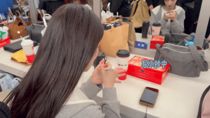 代斯浪姐一公vlog代斯你们浪姐不睡觉的吗代斯的浪姐vlog也太好笑了，熬夜排练