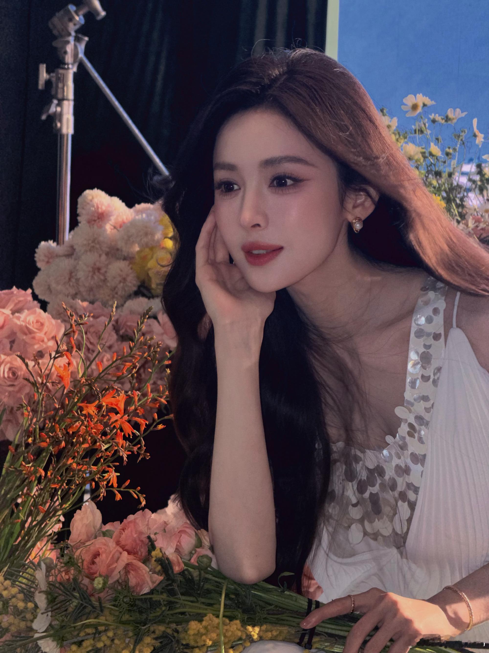 娜扎一转身春天到了娜扎花市里找春天救命！娜扎这组花市写真也太绝了！白色亮片裙温柔